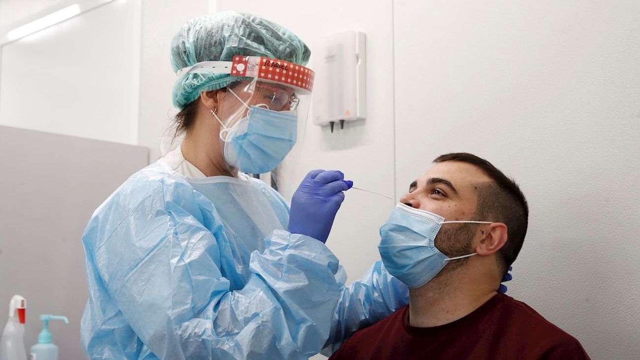 Toma de muestra de mucosa nasal para una prueba de antígenos