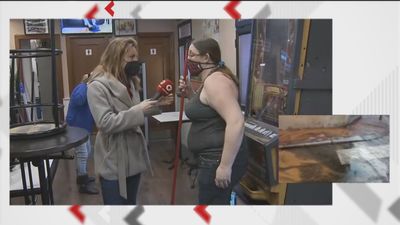 Una rotura de agua inunda la calle Pilar de Rueda en Vallecas afectando a varios comercios