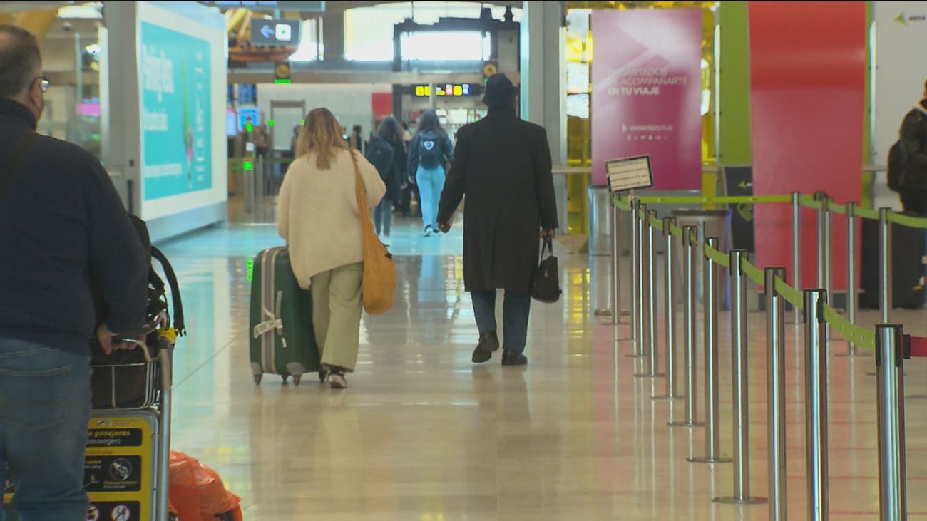 Montero dice que al Gobierno sólo le corresponde el tránsito entre países y ve el descontrol de turistas como anécdota