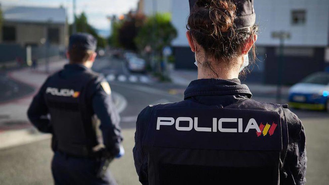 Investigan a policías uniformados por usar su imagen en redes sociales de citas