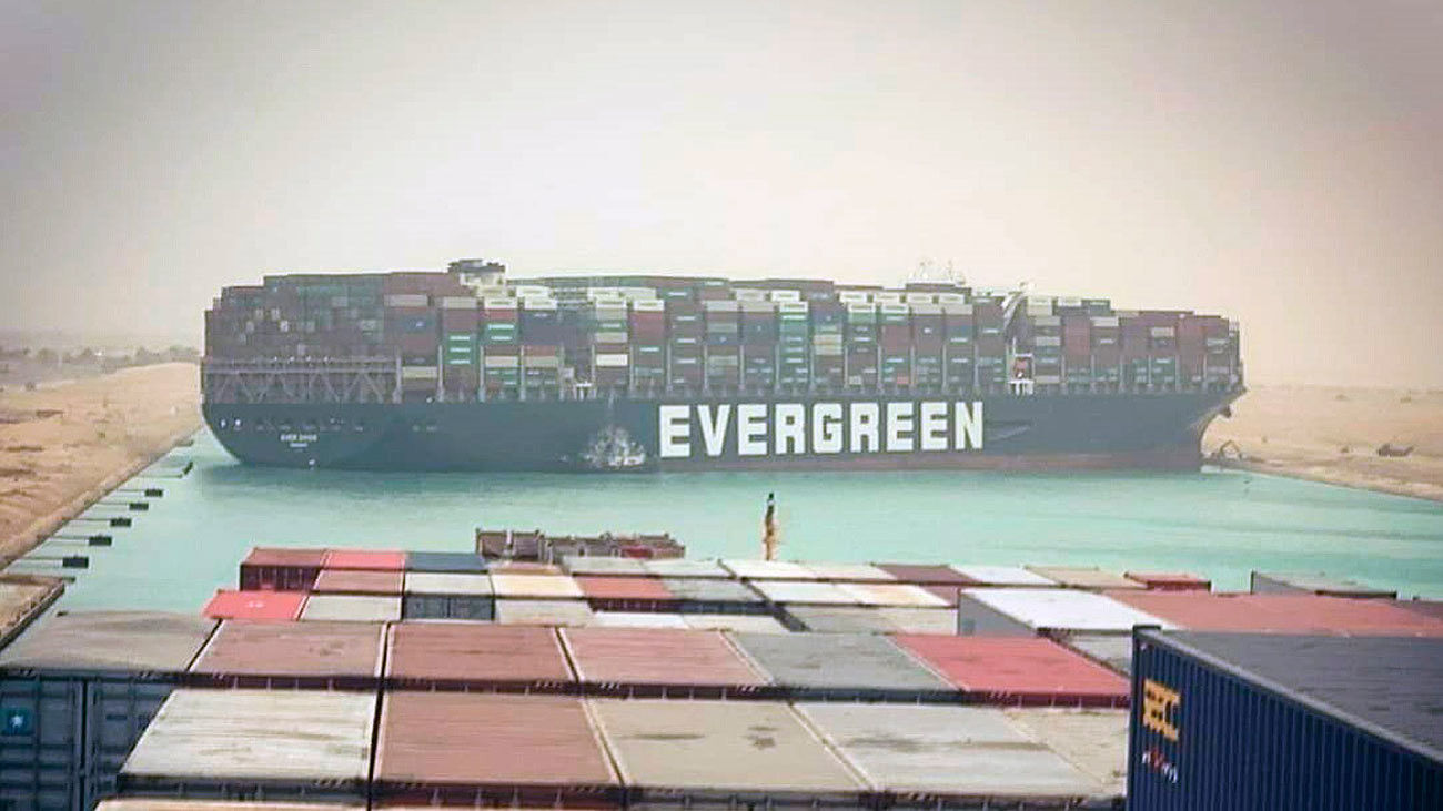 Decenas de barcos bloqueados en el Canal de Suez por un buque taiwanés