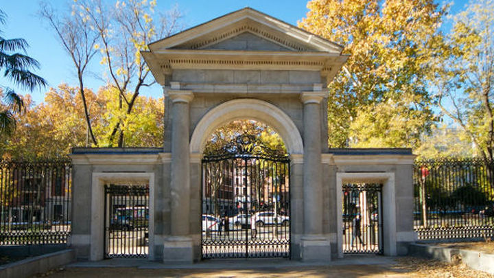 Puerta principal del Real Jardín Botánico / ESMADRID