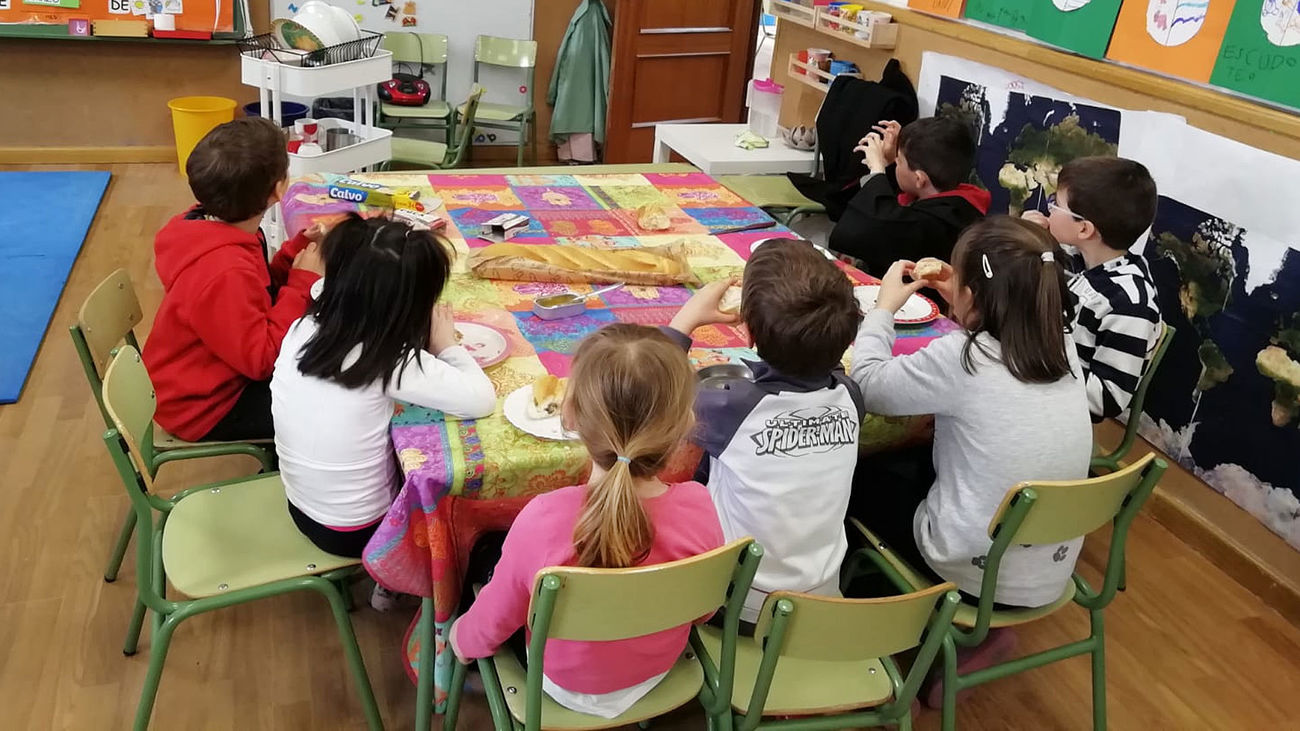 Preocupación en las familias ante un 4-M sin colegios: "En España la conciliación son los abuelos y abuelas"