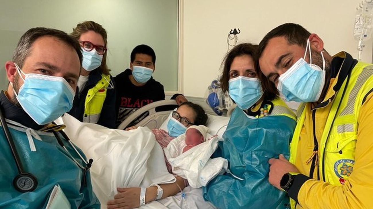 Austin nace en plena calle de Madrid camino del hospital y asistido por el Samur