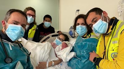 Austin nace en plena calle de Madrid camino del hospital y asistido por el Samur