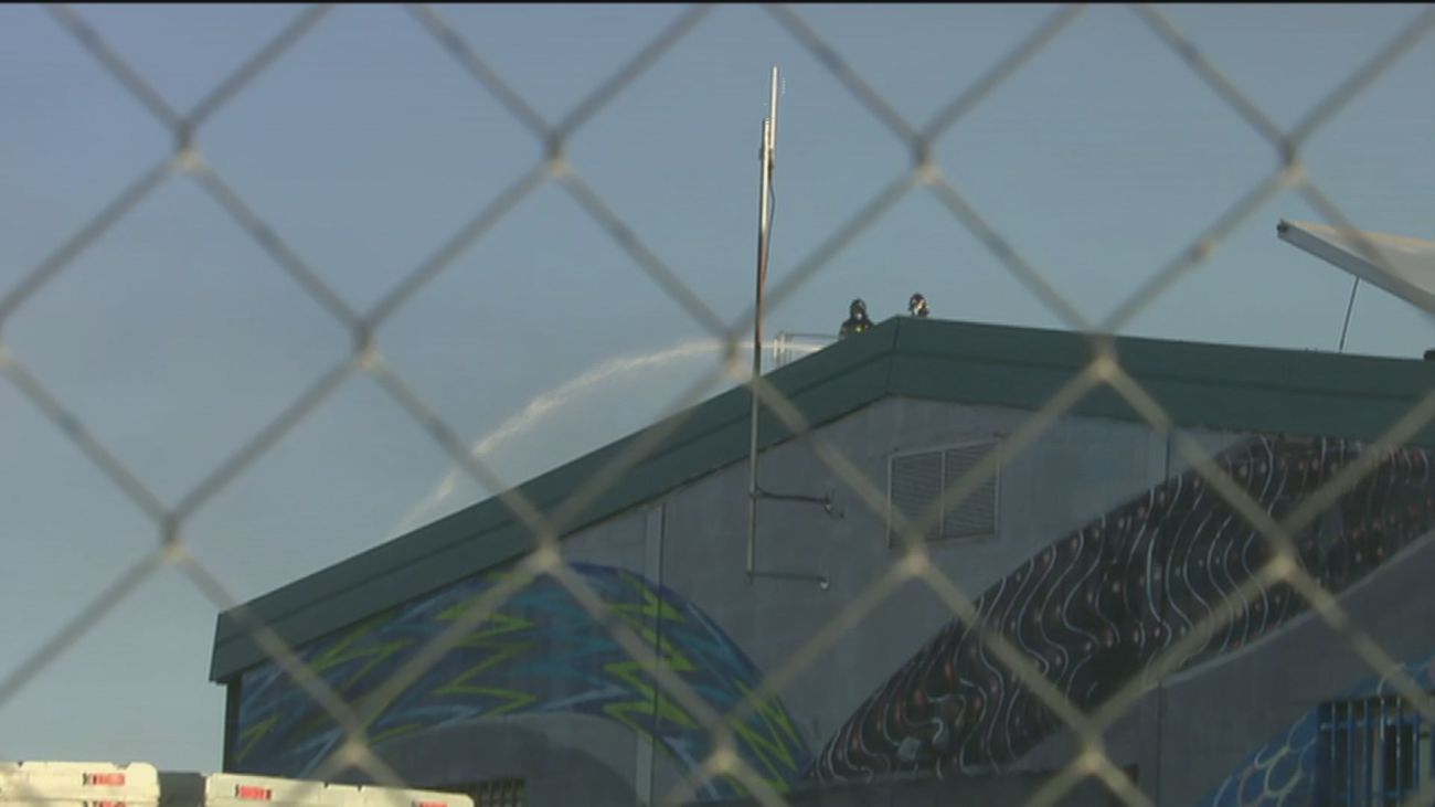 Controlado el incendio en dos naves de la calle Monasterio de las Huelgas, en Montecarmelo