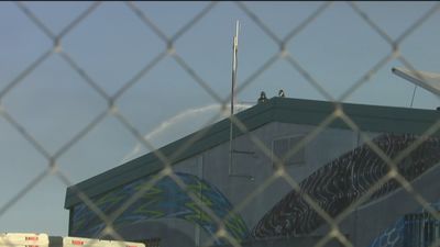 Controlado el incendio en dos naves de la calle Monasterio de las Huelgas, en Montecarmelo