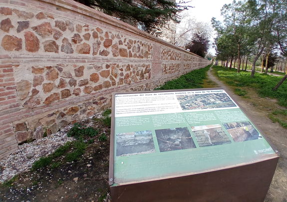 Panel informativo con la historia de la tapia de la Casa de Campo / P.O.