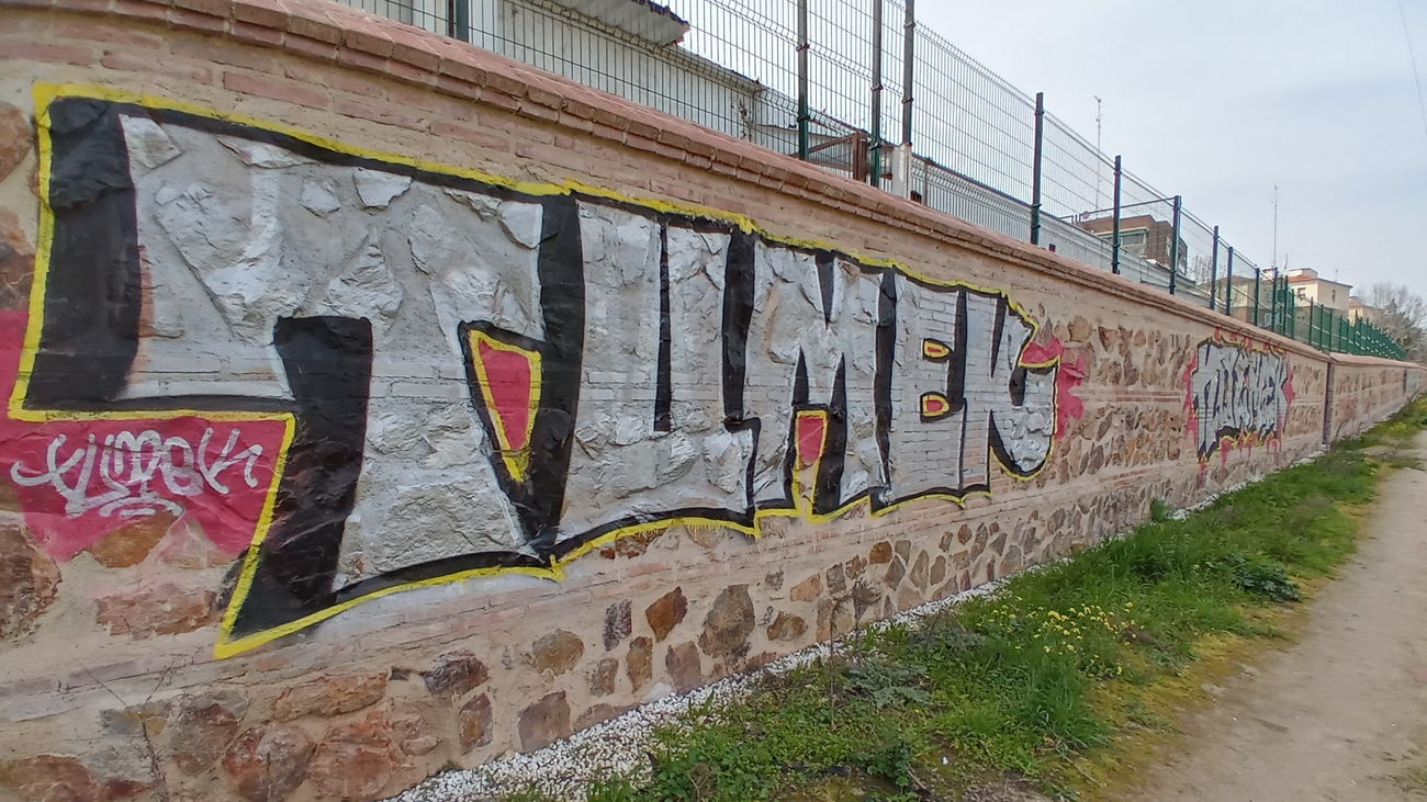 Pintadas en el muro histórico de la Casa de Campo