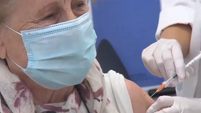 La vacunación a mayores y colectivos profesionales se extiende por los municipios de Madrid