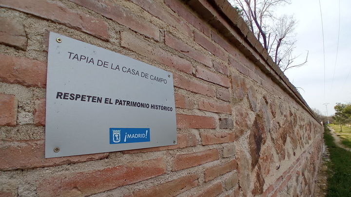 El muro rehabilitado con una placa que indica su protección / P.O.
