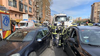Un camión embiste a siete coches en Conde de Casal y deja ocho heridos