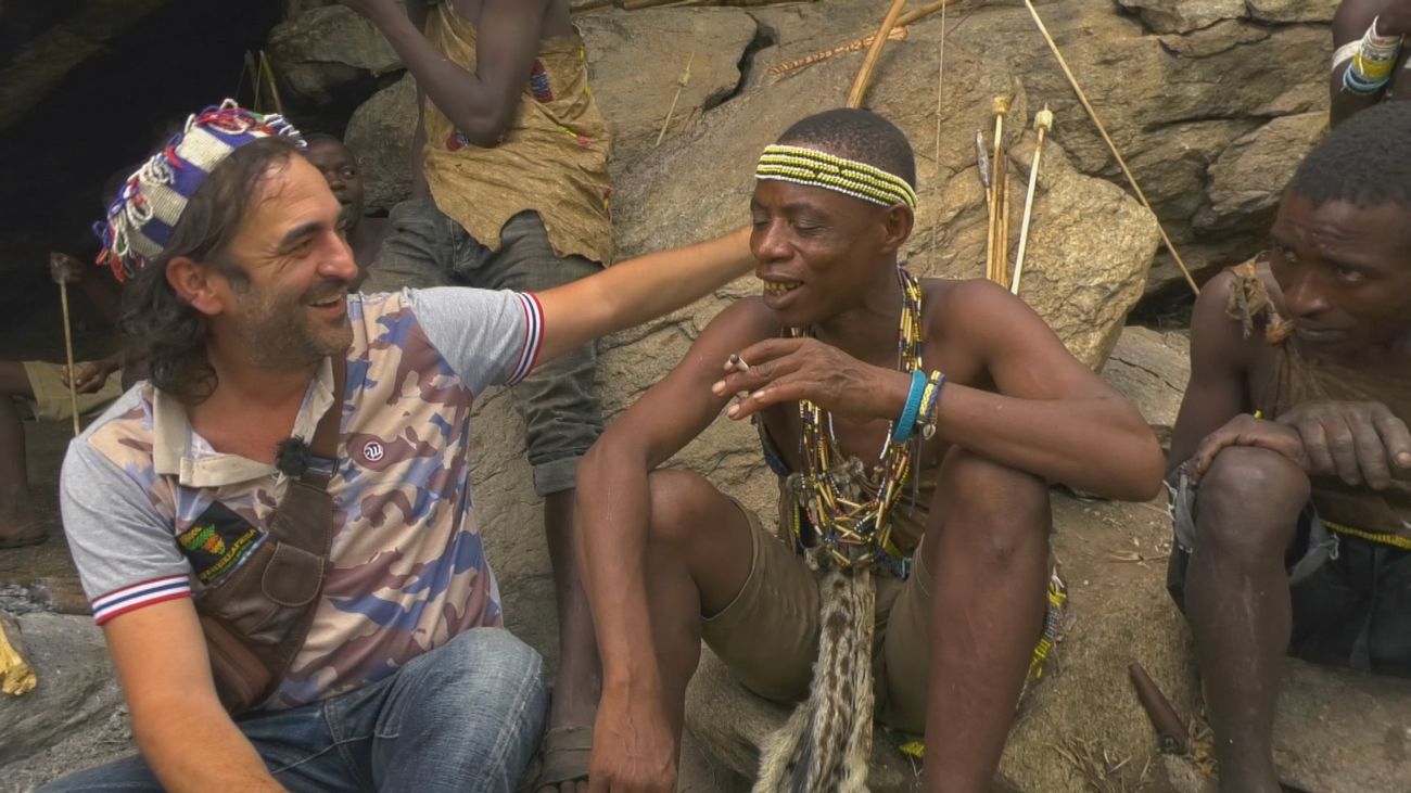 Conocemos a los bosquimanos de Tanzania y nos enseñan su su forma de vida