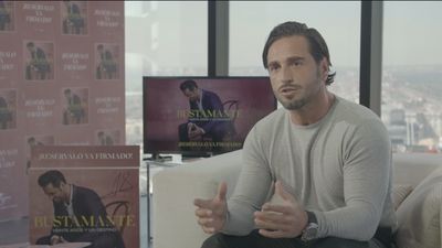 Bustamante nos invita a viajar por sus veinte años de triunfos