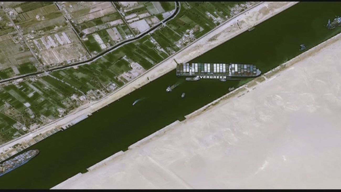 Avanzan los trabajos para desatascar el Canal de Suez mientras 230 barcos están a la espera de que se reabra