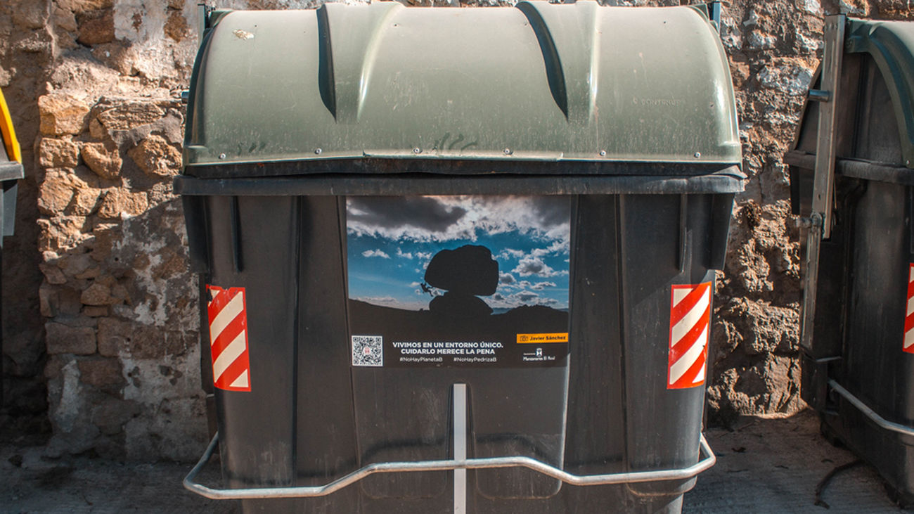 Uno de los contenedores con la imagen de un escalador en La Pedriza