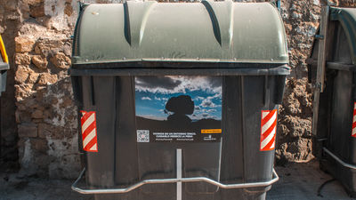 Una exposición fotográfica en contenedores de basura de Manzanares para proteger La Pedriza