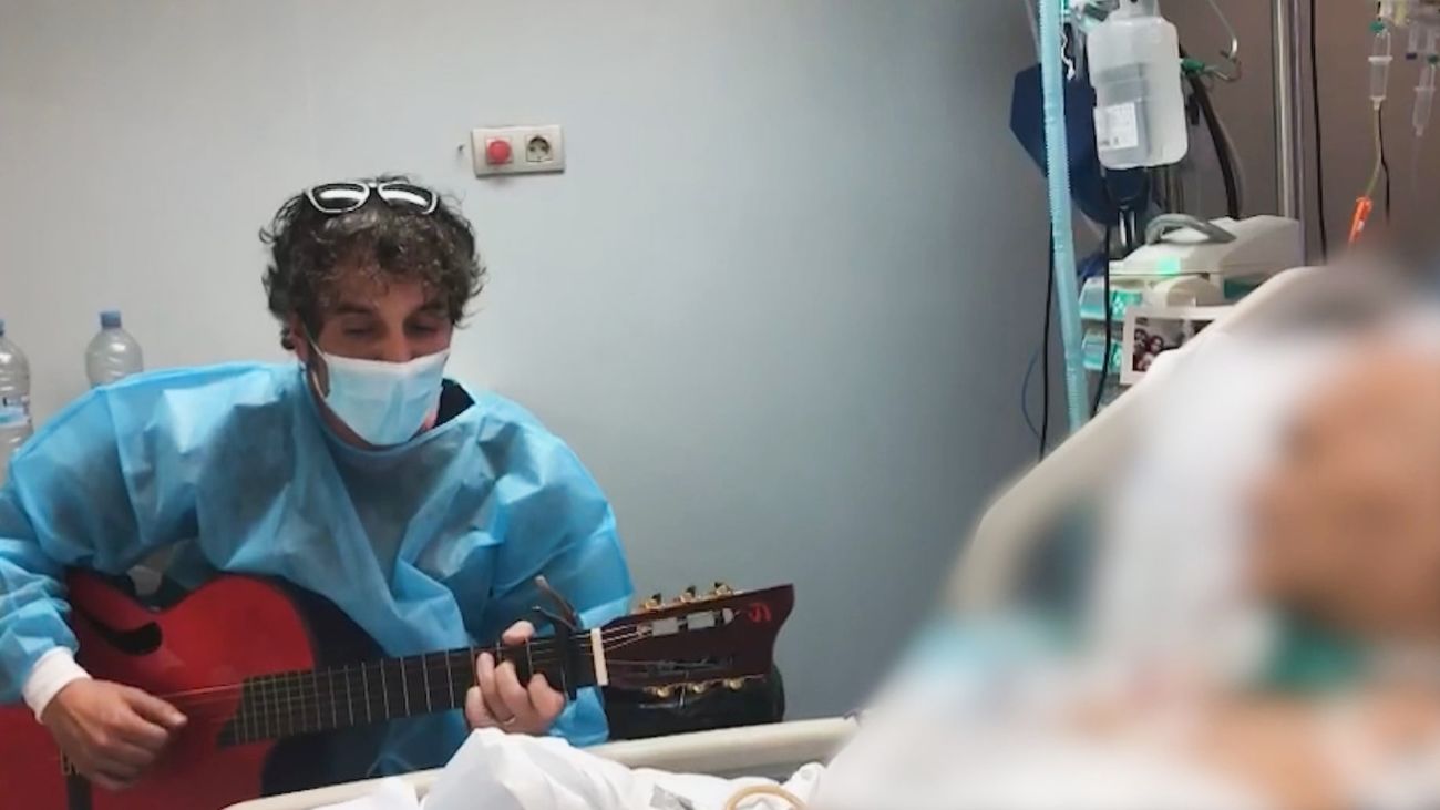 La emotiva sorpresa musical de un hijo a su padre ingresado en la UCI
