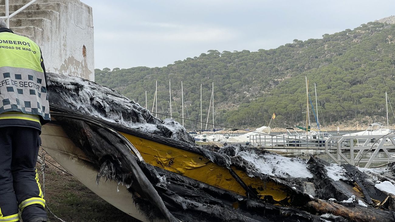 Extinguido el incendio de dos embarcaciones en el pantano de San Juan