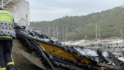 Extinguido el incendio de dos embarcaciones en el pantano de San Juan