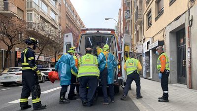 Un motorista herido muy grave al quedar atrapado debajo de un turismo en Fernando el Católico