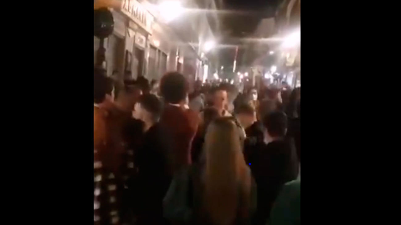 Aglomeración sin control de jóvenes de fiesta en la calle Espoz y Mina de Madrid