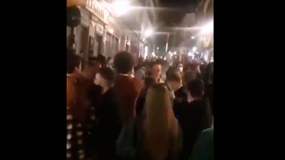 Aglomeración sin control de jóvenes de fiesta en la calle Espoz y Mina de Madrid