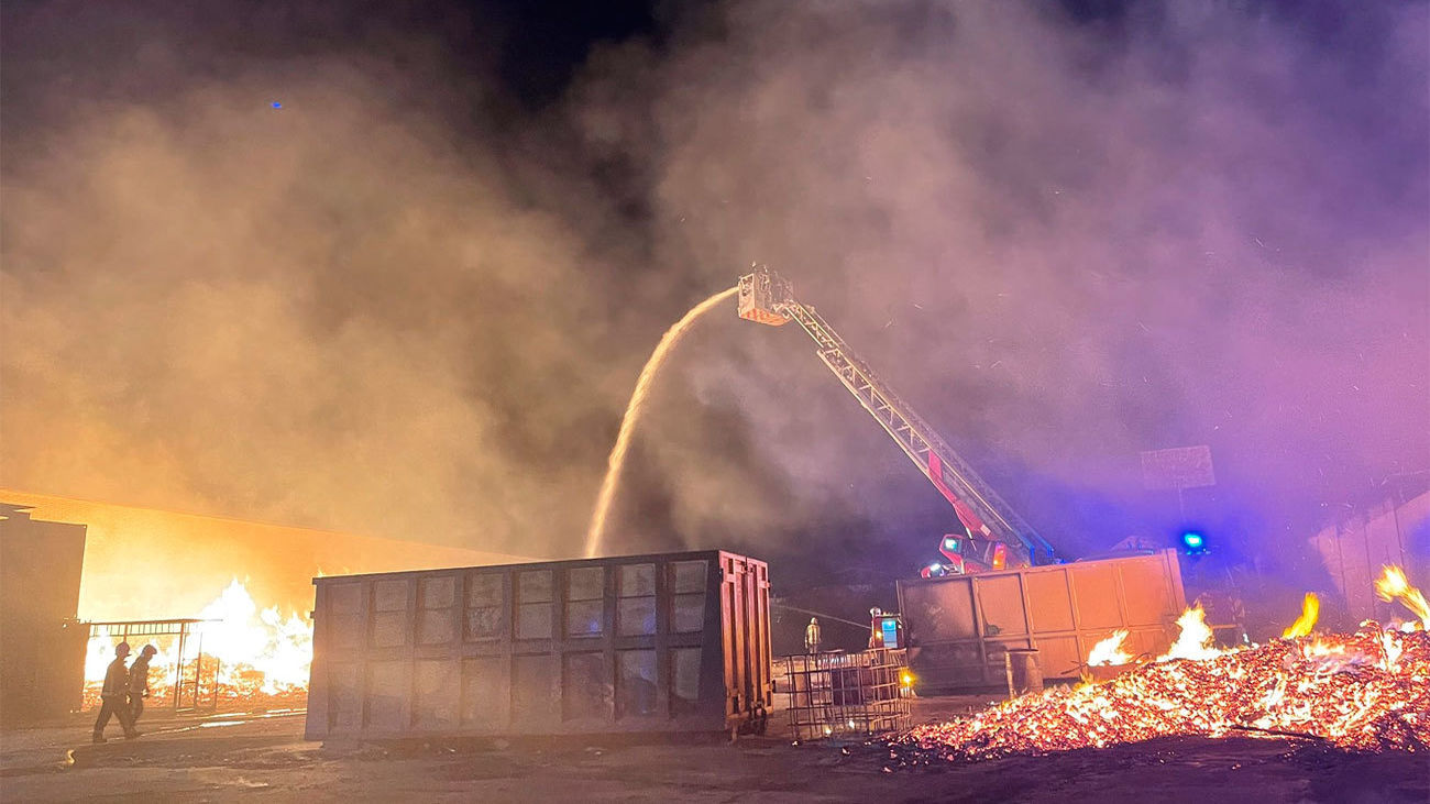 Imagen del  incendio en una planta  de reciclaje de palets