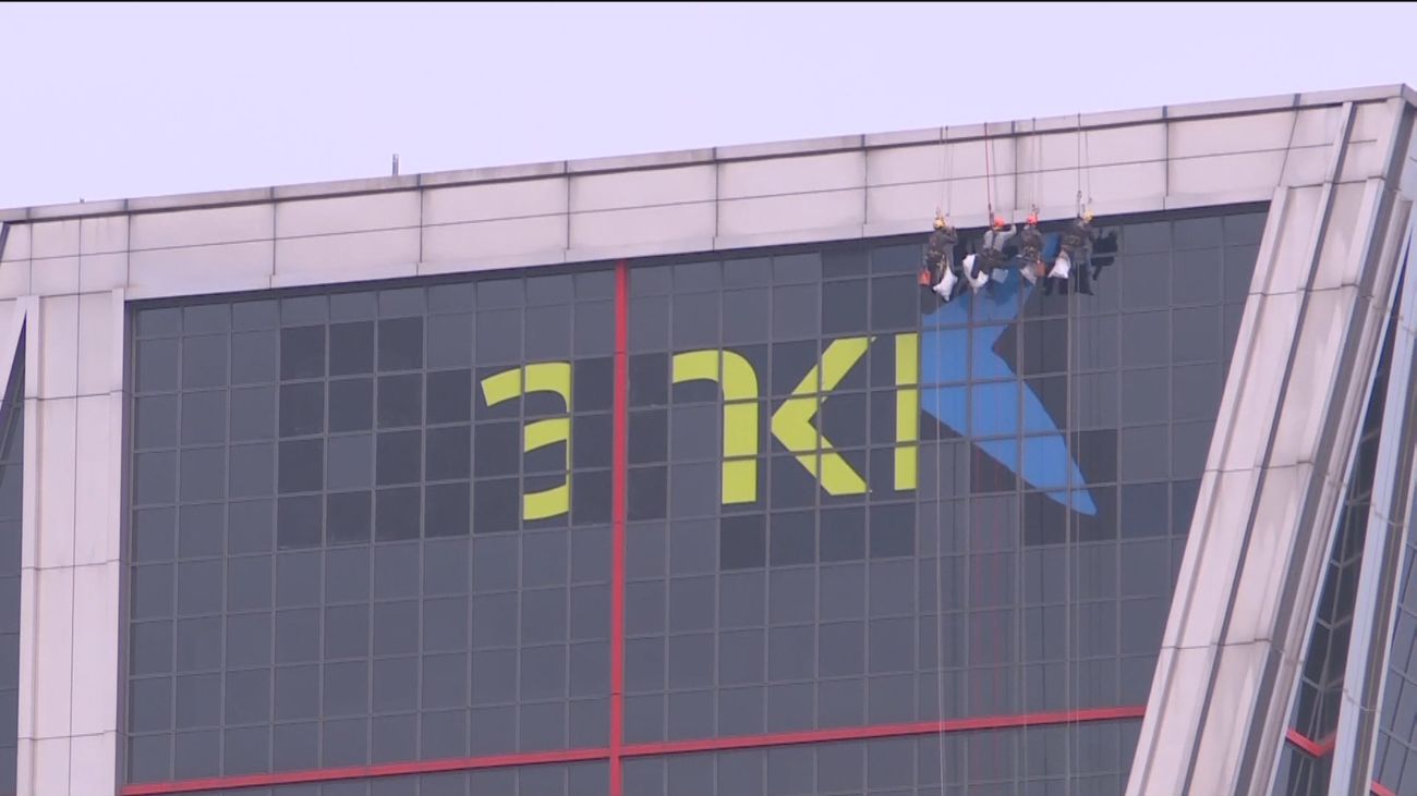 La estrella azul de CaixaBank ya luce en las Torres Kio