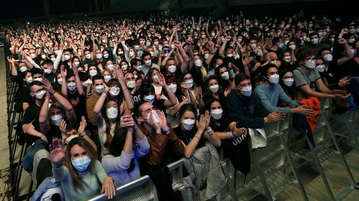 Varios centenares de espectadores situados frente al escenario del palau Sant Jordi de Barcelona / EFE
