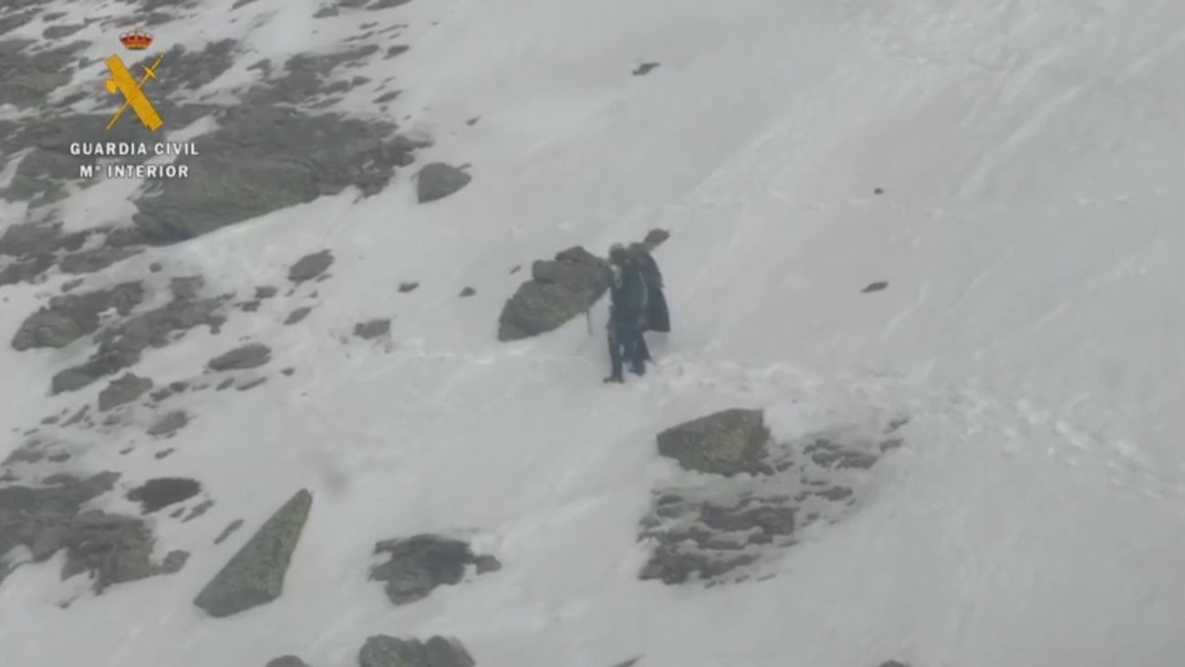 La Guardia Civil rescata a cinco personas que quedaron atrapadas en Peñalara