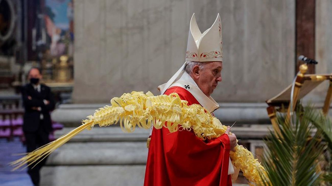 El Papa reivindica una fe que no esté "corroída por la costumbre" en una reducida misa del Domingo de Ramos