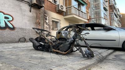 Un incendio presuntamente intencionado quema varios vehículos en Puente de Vallecas