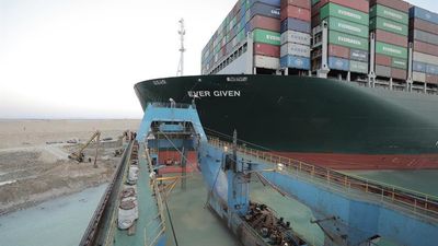 Logran desencallar el 'Ever Given', el buque varado seis días en el Canal de Suez y que bloqueaba el paso