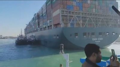 Reflotan el barco varado en el Canal de Suez, pero habrá que esperar para reabrir el tráfico marítimo
