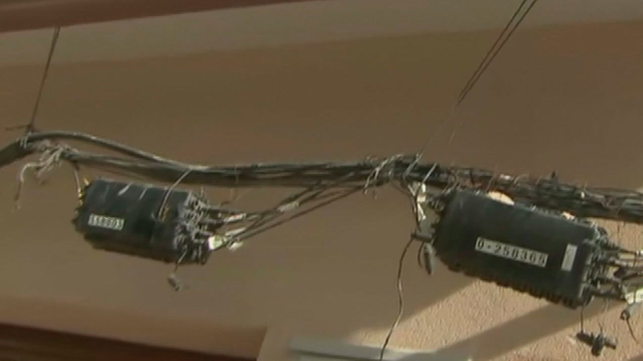 El arreglo chapuza en San Fernando de Henares tras denunciar que los cables de fibra le impedían entrar en su casa