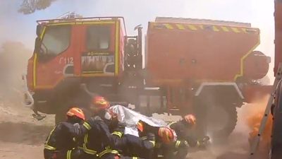 Los bomberos de la Comunidad de Madrid practican para evitar quedar atrapados en un incendio forestal