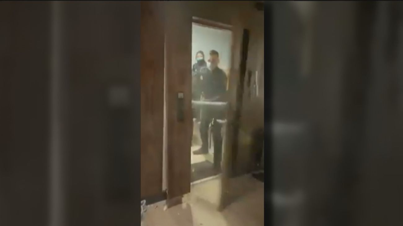 Críticas a la Policía por tumbar la puerta de una vivienda para parar una fiesta ilegal en Madrid