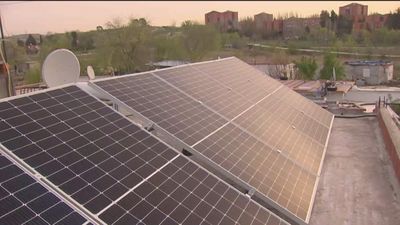 Unos paneles solares devuelven la luz y la alegría a una familia de la Cañada Real