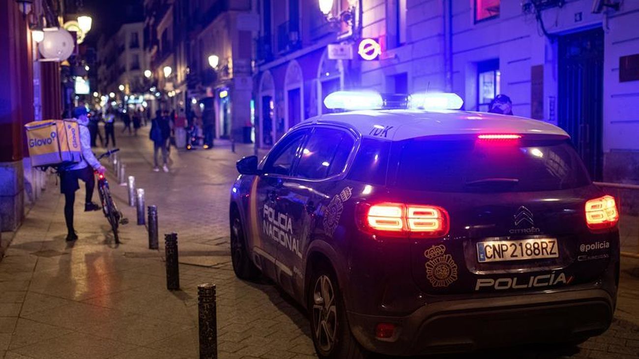 Un coche de la Policía Nacional vigila la noche madrileña
