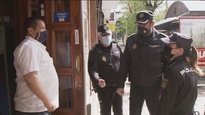 Héroes de Ciudad Lineal: tres policías salvan la vida a un cliente de un bar que sufrió un paro cardiaco