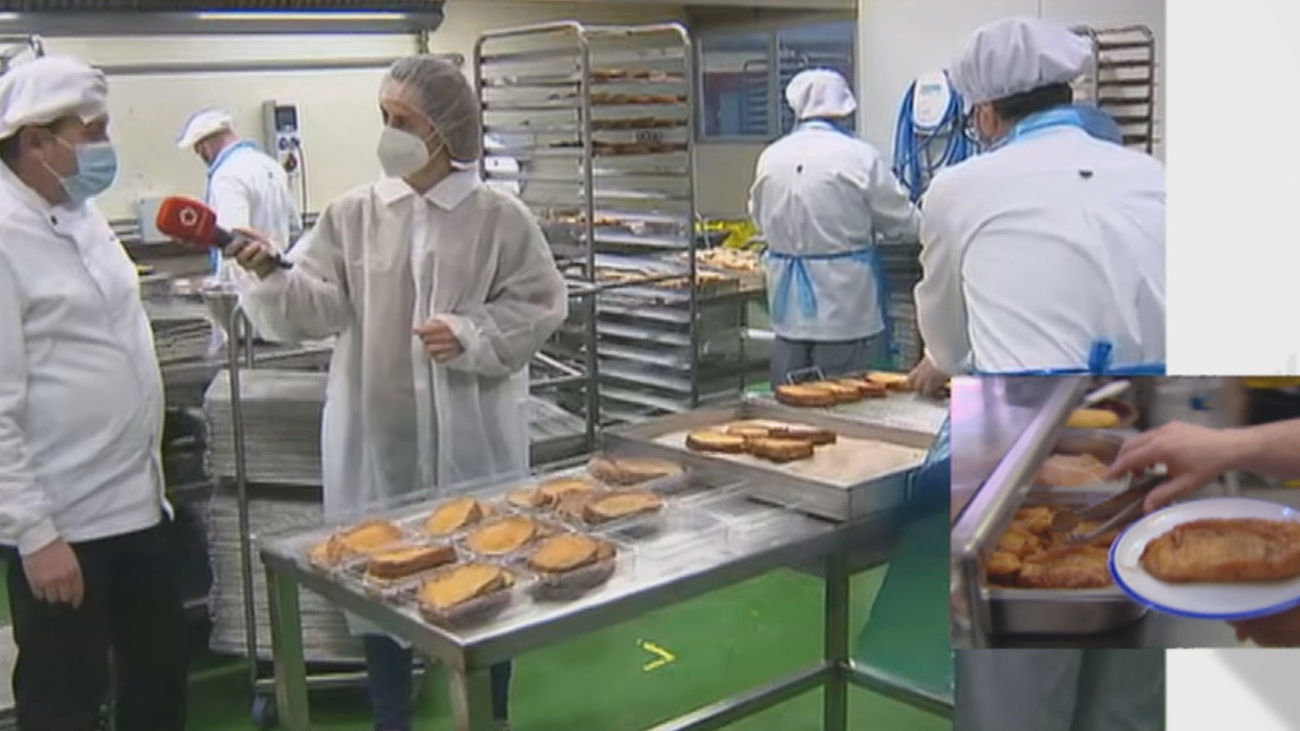 Unas 12.000 torrijas artesanales al día se elaboran en el obrador de Valdemoro en esta Semana Santa