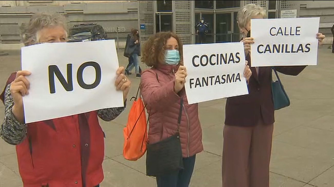 Protesta de vecinos de Tetuán y Prosperidad en Cibeles  contra las 'cocinas fantasmas' en sus barrios