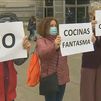 Protesta de vecinos de Tetuán y Prosperidad en Cibeles  contra las 'cocinas fantasmas' en sus barrios
