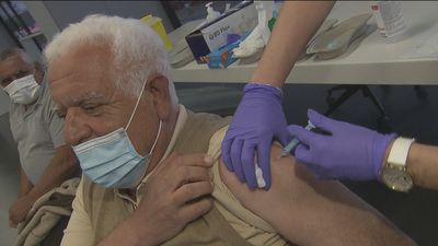 Primeras vacunas con AstraZeneca a los madrileños de 60 a 65 años, que acuden "con ganas" y "cautela"