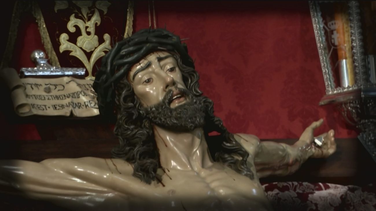 Una emotiva visita al Cristo de los Alabarderos