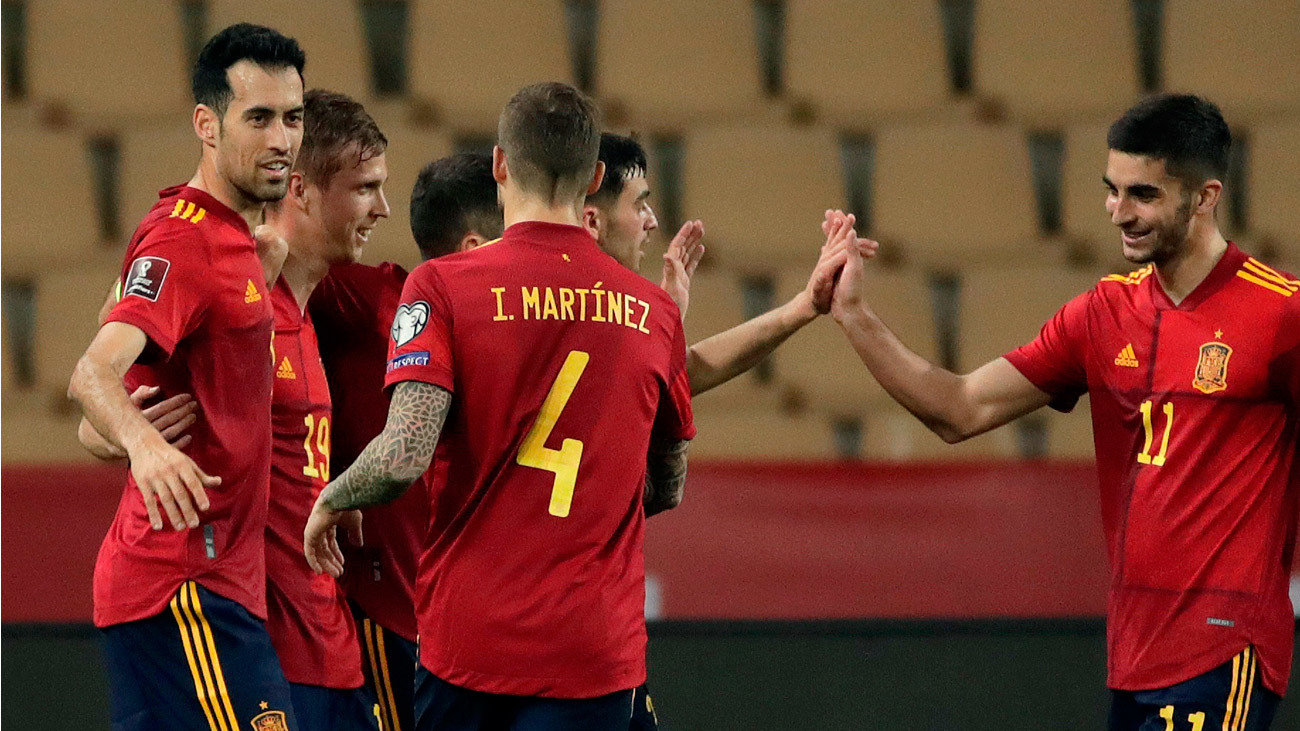 Ferrán Torres celebra con sus compañeros el 2-0 en el marcador