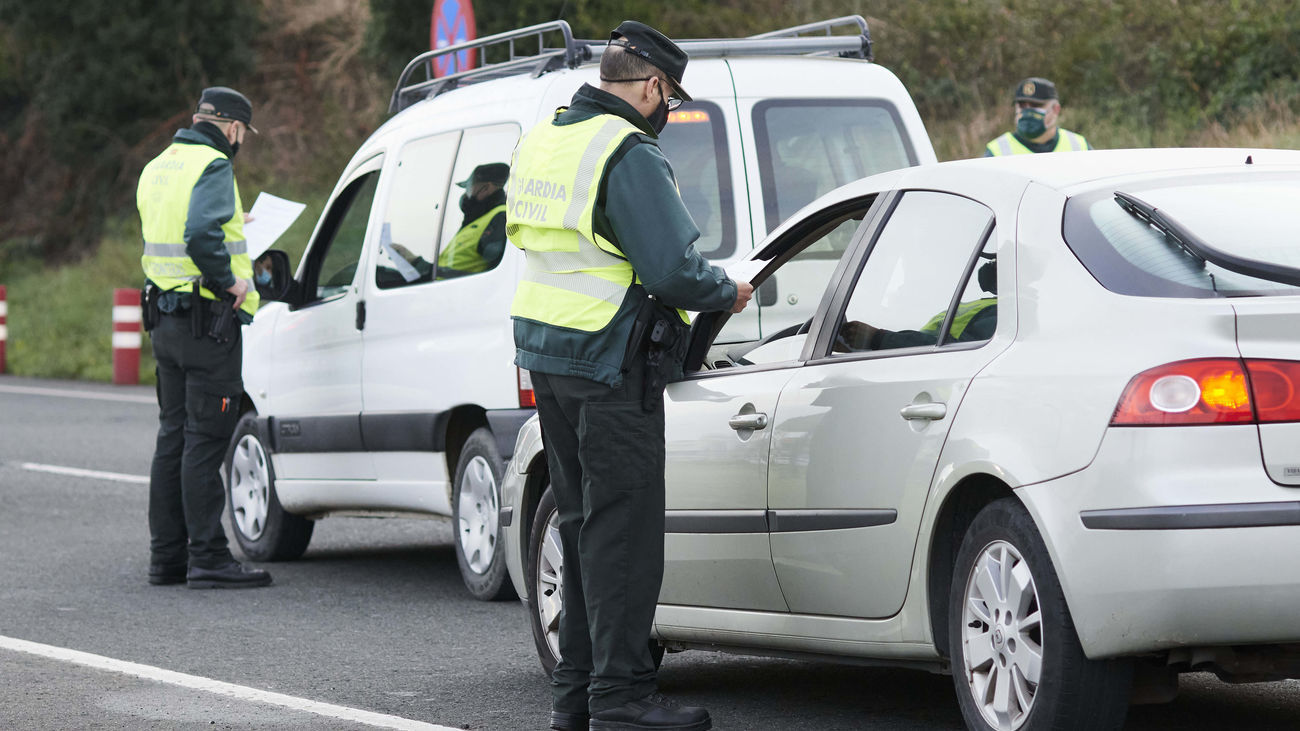 Controles de la Guardia Civil para hacer cumplir el cierre perimetral