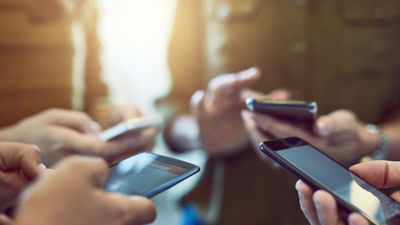 'Ultrasaturados', una reflexión sobre a dónde nos lleva el uso excesivo de las pantallas