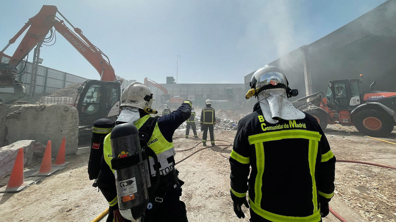 Efectivos de Bomberos de la Comunidad de Madrid, intervienen en la extinción del incendio en una industria de reciclaje en Rivas Vaciamadrid
